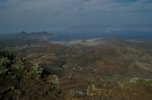 La baie de Mindelo, vue du sommet. Au loin, l'île de Santo Antäo, que nous visiterons trois jours plus tard