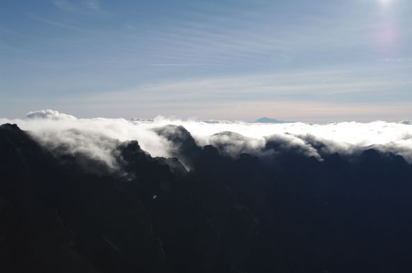 Cascades de nuage.  Le pic du Teide au loin.