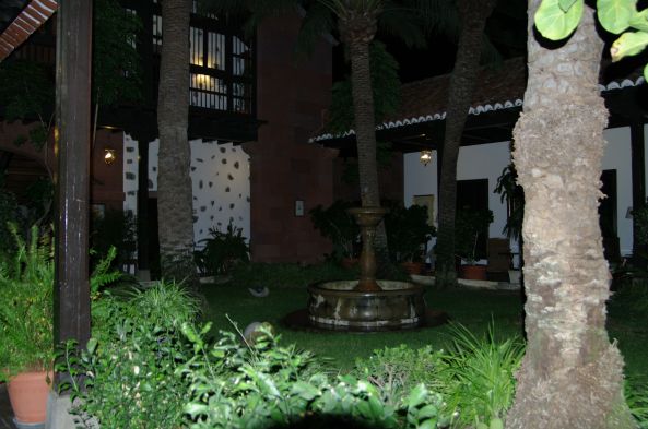 Petit jardin intérieur dans l'hôtel El Parador