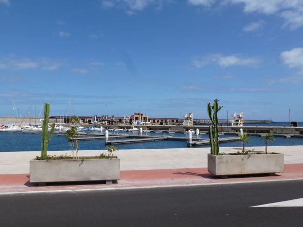 Marina de Santa Cruz, appartenant à Calero, propriétaire de la marina Calero à Lanzarote.  Le plan d'eau bouge tellement, qu'elle est pratiquement vide!