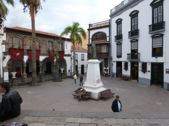 Place del Espana, Santa Cruz.  La mairie qui fait la fierté des habitants.