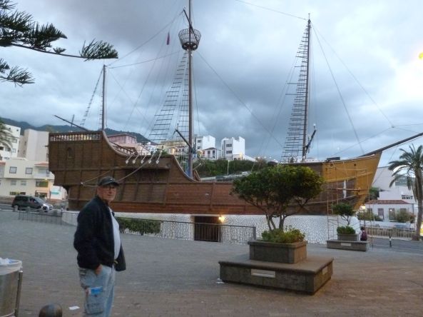 Jean-Paul devant le fameux bateau musée dans Santa Cruz