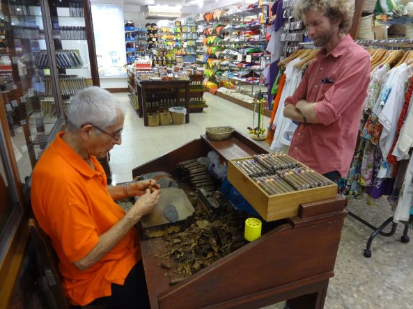 Notre ami Anadi (en provenance du Québec pour une visite de quelques jours avec sa conjointe), regardant un homme fabriquant des cigares à Santa Cruz de La Palma, 23 octobre