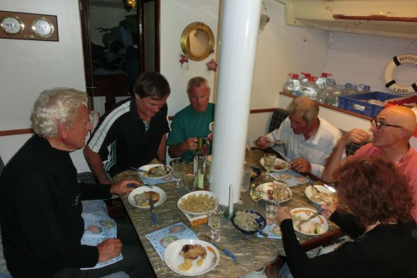 Le soir du 25 décembre, repas entre amis sur le Biwi