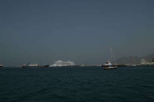 De grands navires de croisière transatlantique s'arrêtent en escale à Mindelo.  