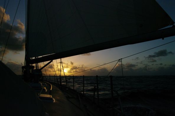 12ième jour (28 janvier). Coucher de soleil sous la Grande voile débordée à tribord, le vent a tourné un peu du sud est