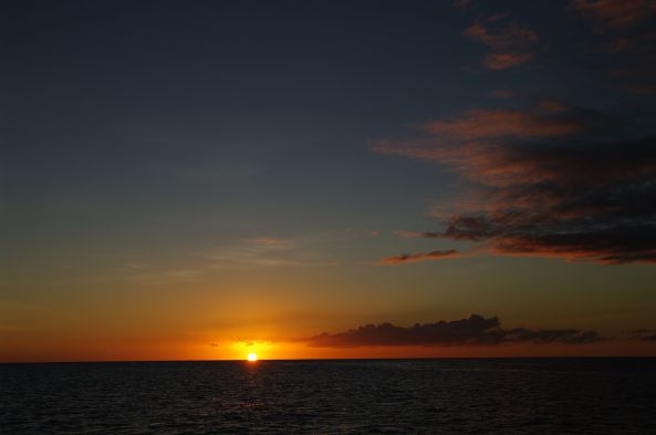 Premier d'une série de couchers de soleil à la Barbade