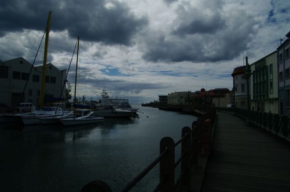 15 La promenade du Centre ville et la sortie de la marina, lors d'une journée nuageuse