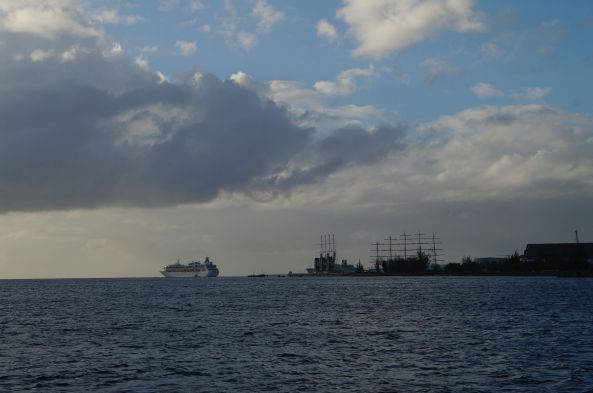 Grands voiliers et bateaux moteurs de croisières, comme il en arrive et part tous les jours à Bridgetown