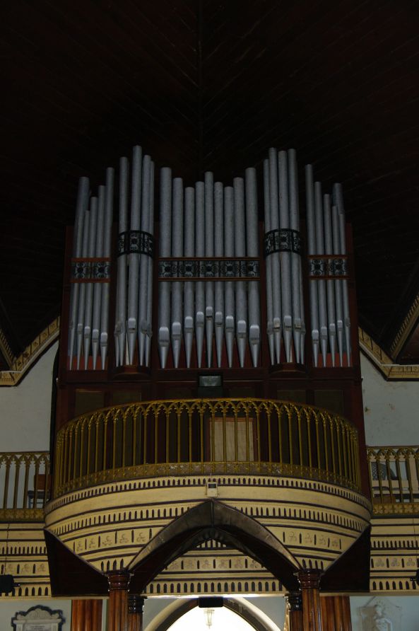 Surprenant de trouver un si bel orgue dans cette vieille église!  Line aimerait bien l'essayer!